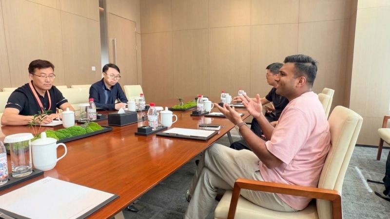 Dr Pasan Thilakasiri in discussion around a meeting table during the Alibaba Cloud visit in Hangzhou